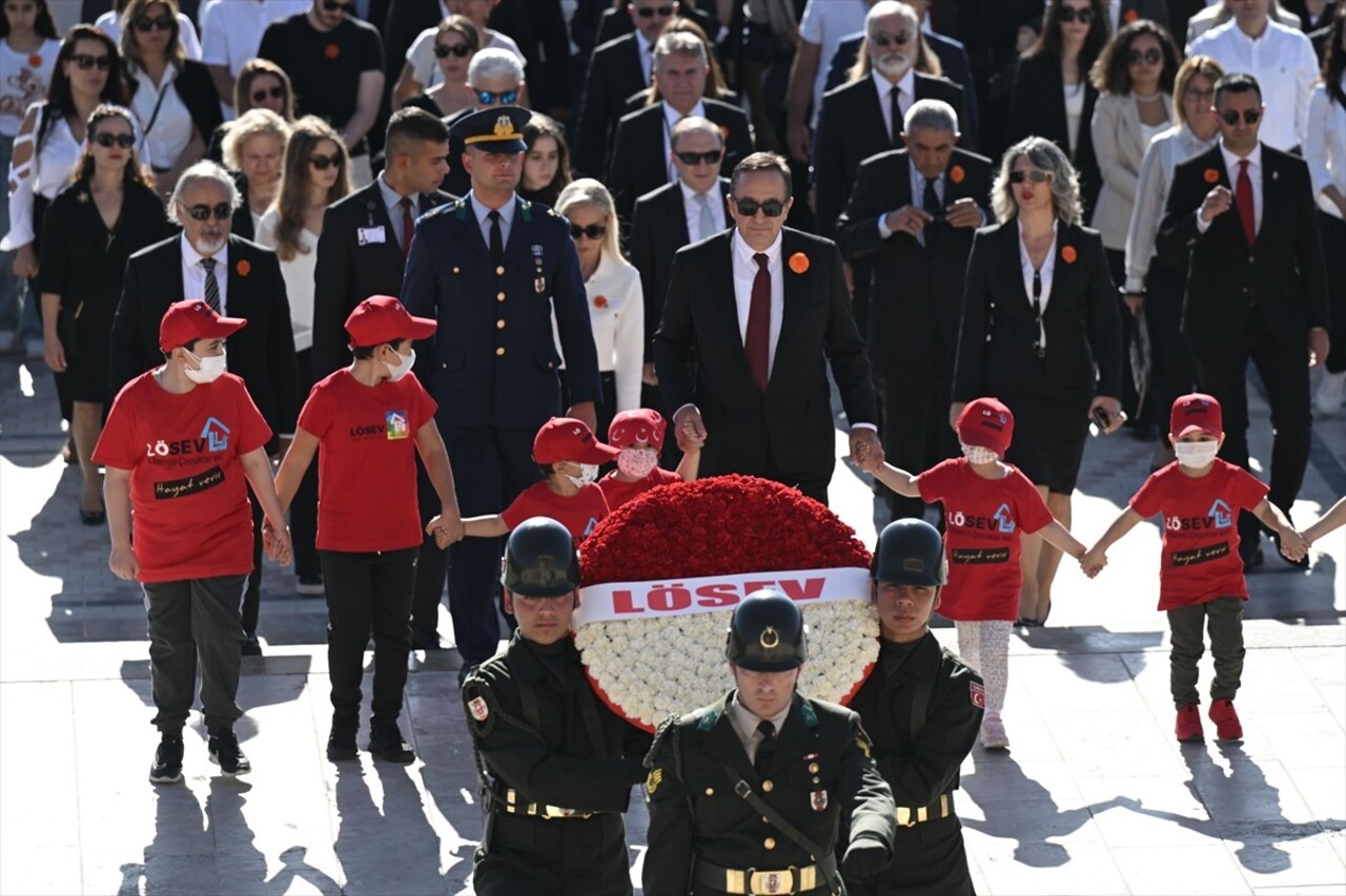 Lösemili Çocuklar Sağlık ve Eğitim Vakfı (LÖSEV) üyeleri ile lösemi ve kanser tedavisi gören...