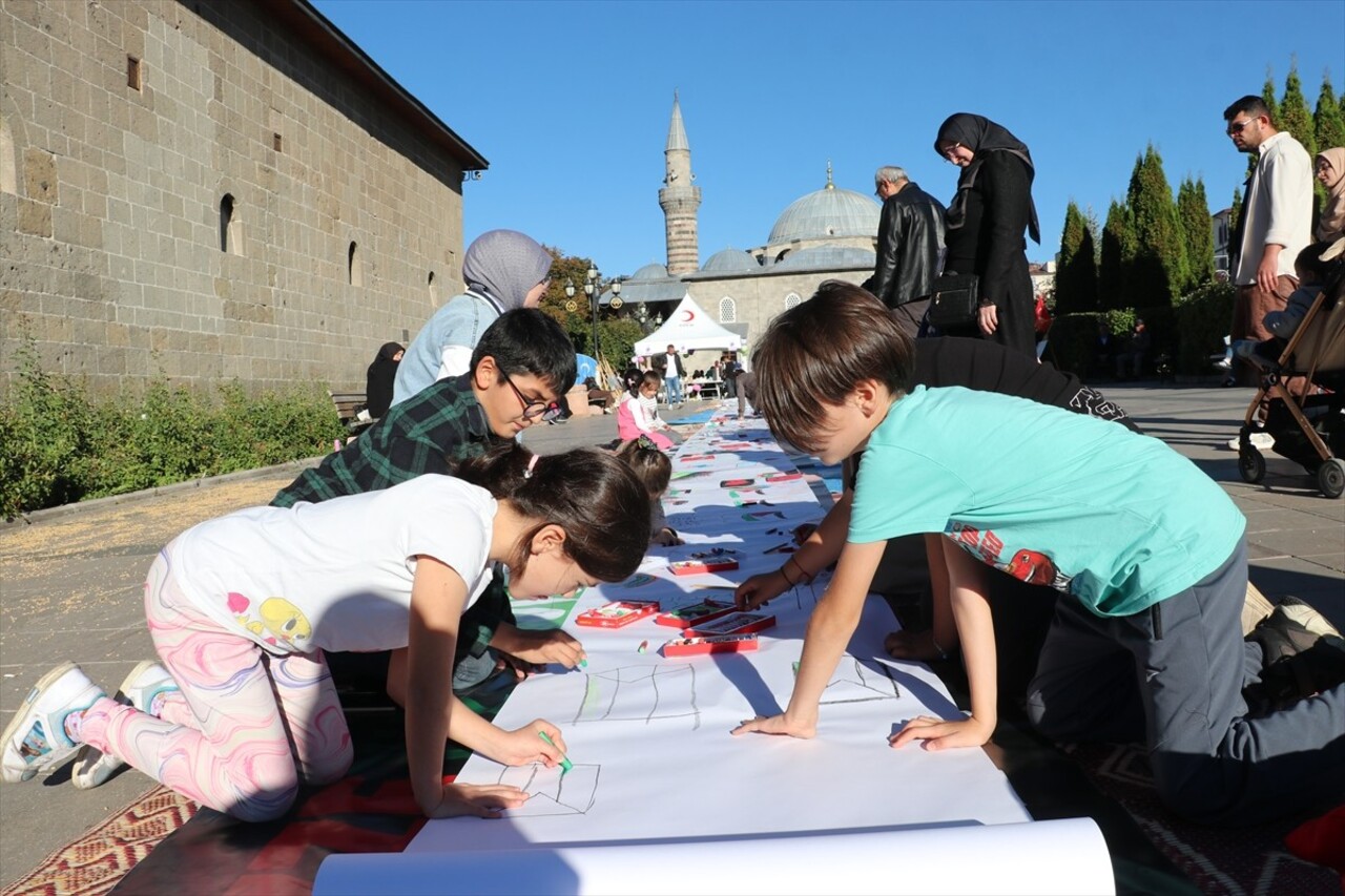 Erzurum'da sağlık çalışanları, İsrail'in Gazze'ye yönelik saldırılarını protesto etmek için...