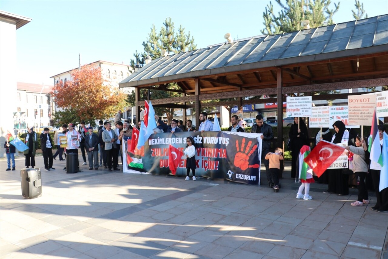 Erzurum'da sağlık çalışanları, İsrail'in Gazze'ye yönelik saldırılarını protesto etmek için...