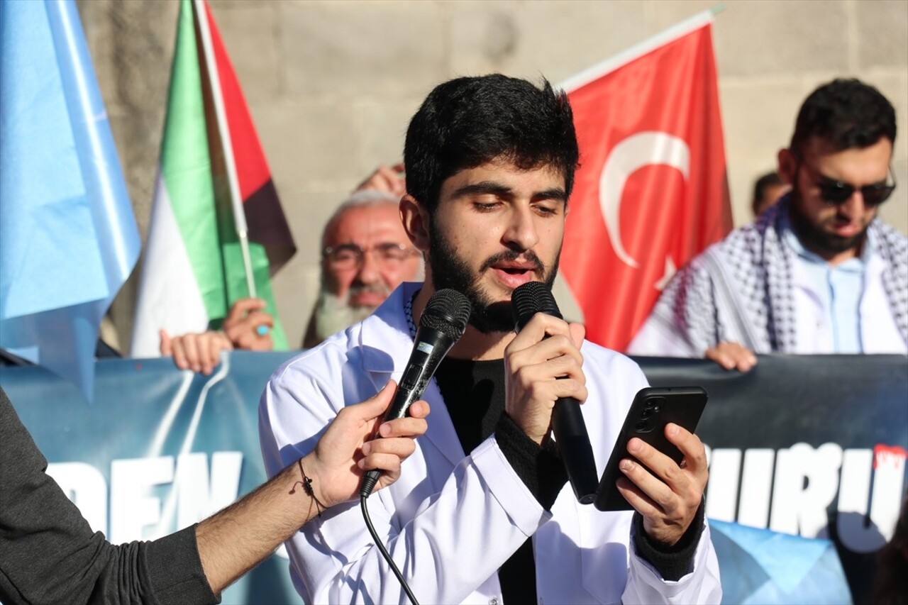 Erzurum'da sağlık çalışanları, İsrail'in Gazze'ye yönelik saldırılarını protesto etmek için...