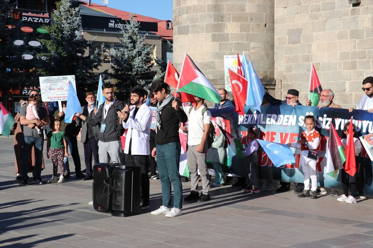 Erzurum'da sağlık çalışanları, İsrail'in Gazze'ye yönelik saldırılarını protesto etmek için...