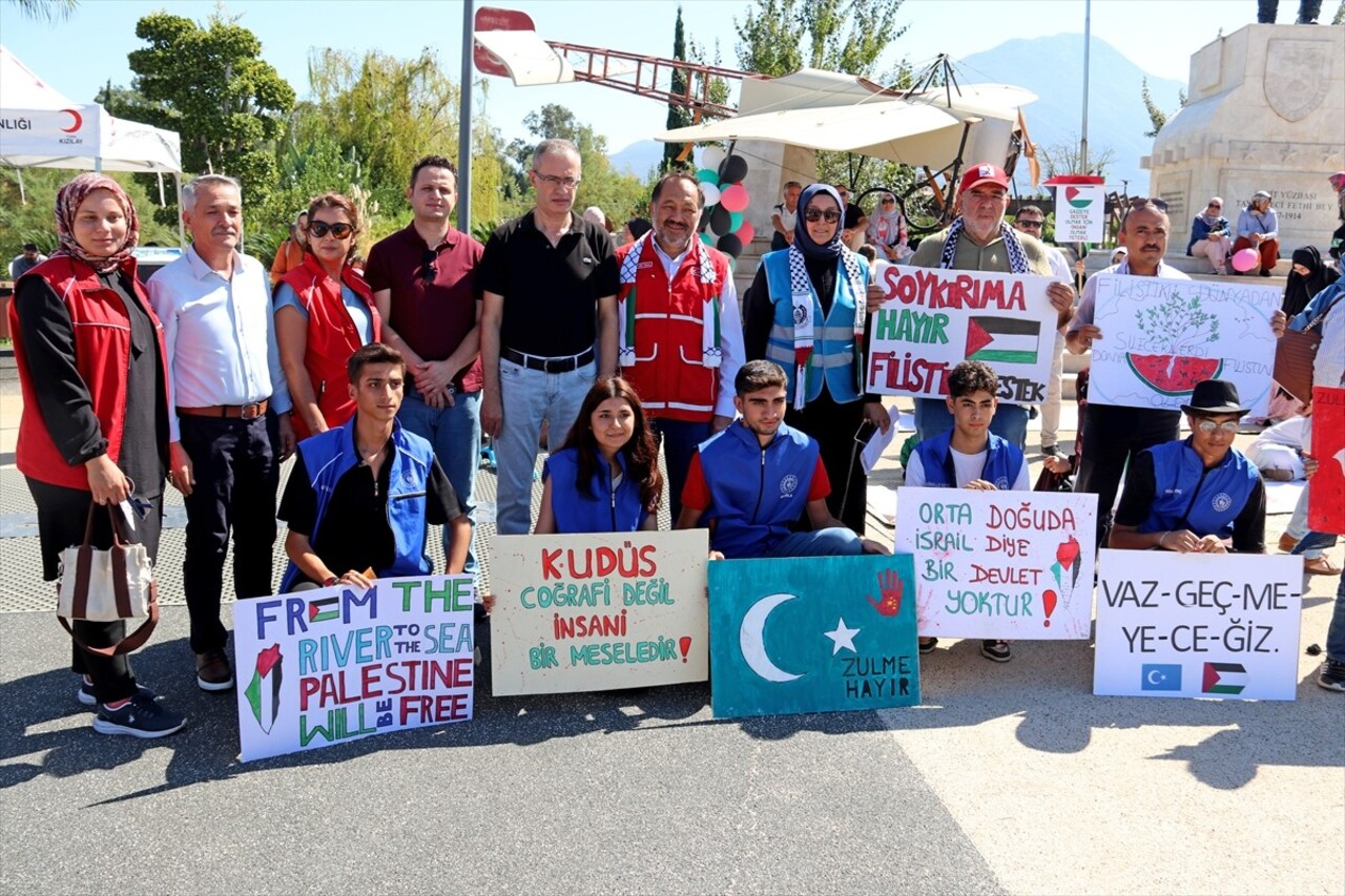 Muğla'nın Fethiye ilçesinde, İsrail'in Gazze'ye yönelik saldırılarını protesto etmek ve Gazzeli...