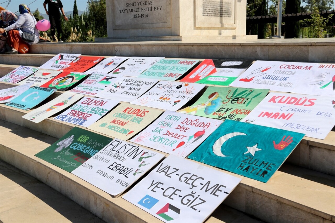 Muğla'nın Fethiye ilçesinde, İsrail'in Gazze'ye yönelik saldırılarını protesto etmek ve Gazzeli...