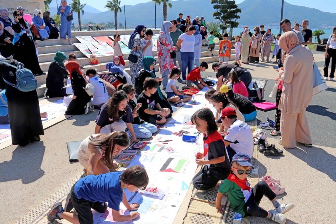 Muğla'nın Fethiye ilçesinde, İsrail'in Gazze'ye yönelik saldırılarını protesto etmek ve Gazzeli...