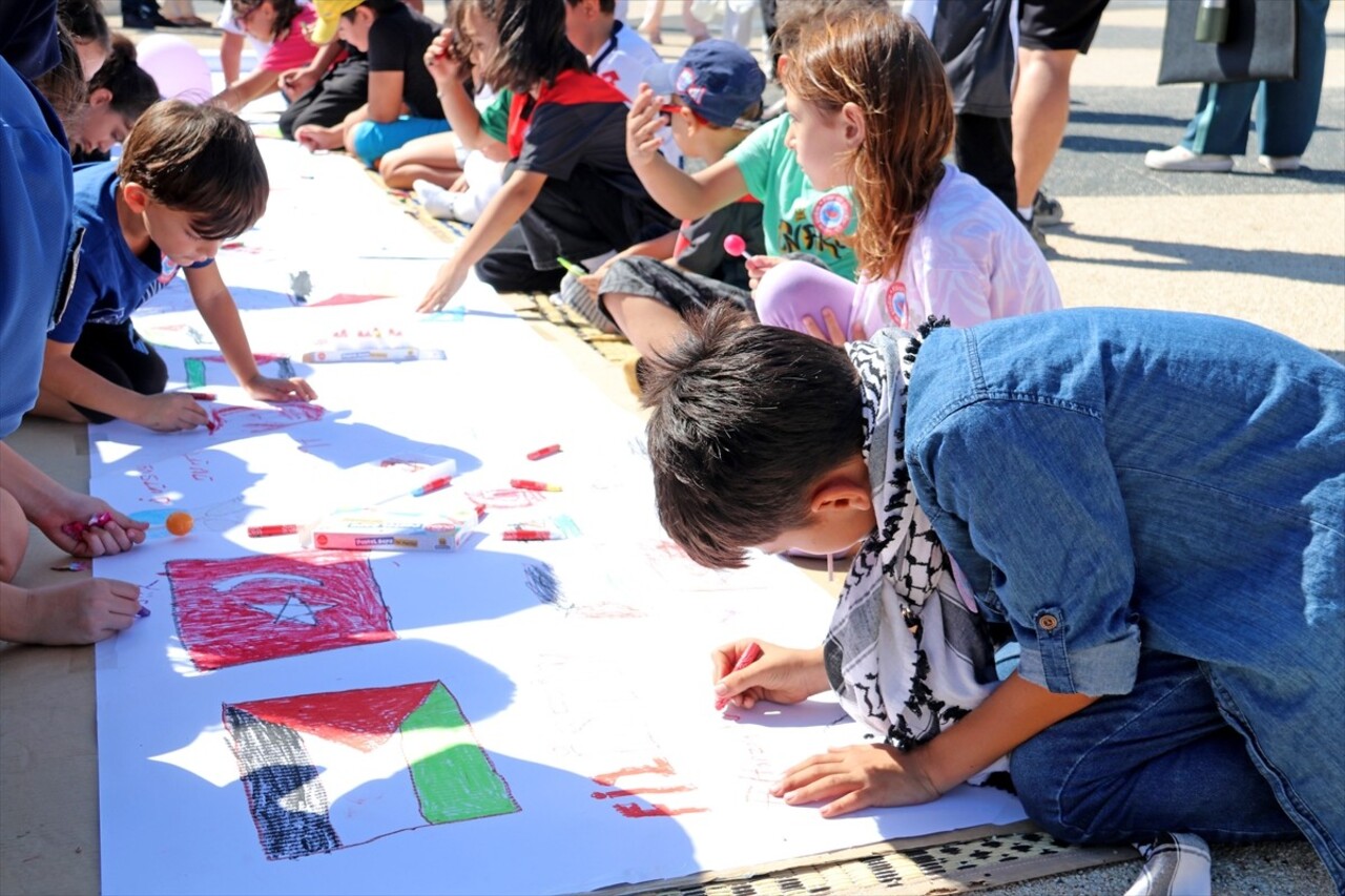 Muğla'nın Fethiye ilçesinde, İsrail'in Gazze'ye yönelik saldırılarını protesto etmek ve Gazzeli...