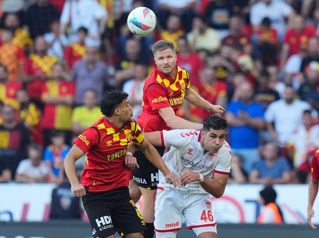 Trendyol Süper Lig’in 8. haftasında Göztepe ile Net Global Sivasspor, Gürsel Aksel Stadı’nda...