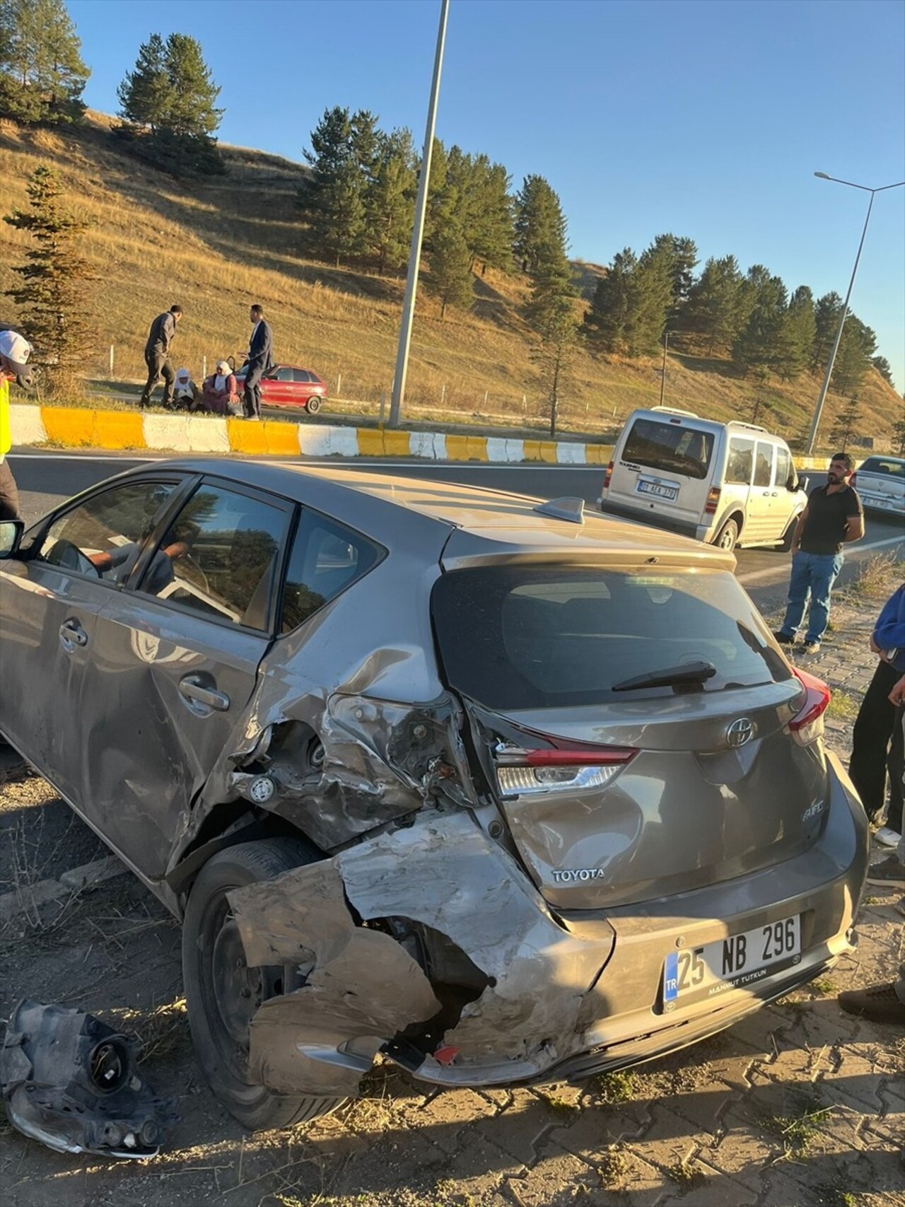 Ağrı'da iki aracın çarpışması sonucu meydana gelen trafik kazasında 1'i bebek 8 kişi...