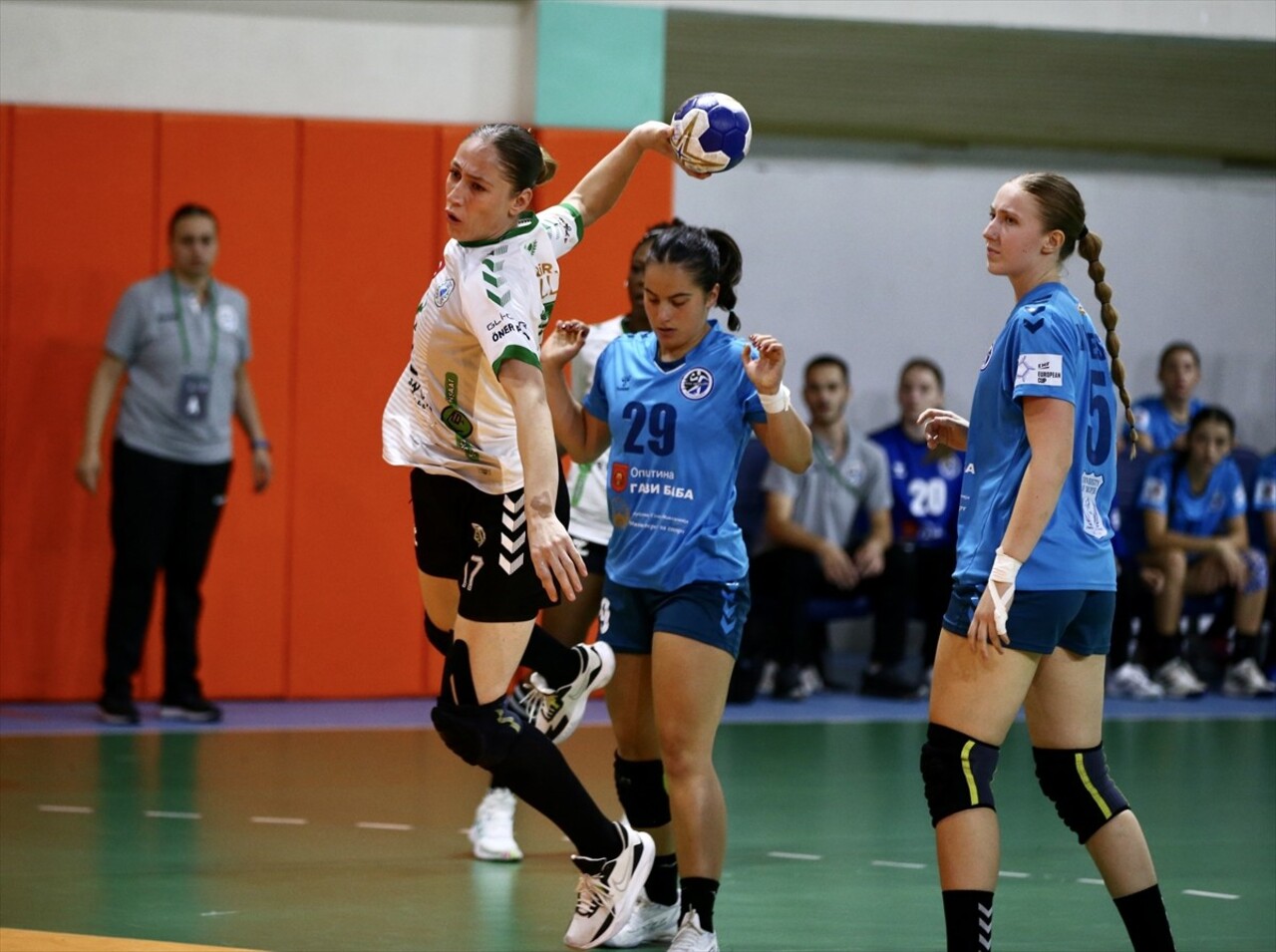 Avrupa Hentbol Federasyonu (EHF) Kadınlar Avrupa Kupası 2. tur ilk maçında Görele Belediyespor ile...