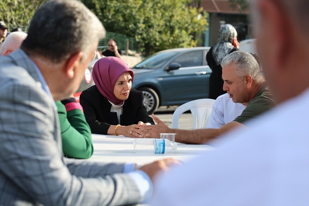 Aile ve Sosyal Hizmetler Bakanı Mahinur Özdemir Göktaş, Fatih'te surlardan atlayarak intihar eden...