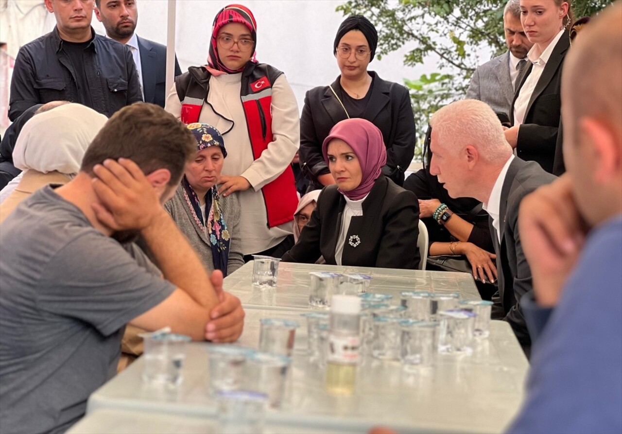 Aile ve Sosyal Hizmetler Bakanı Mahinur Özdemir Göktaş, Fatih'te surlardan atlayarak intihar eden...