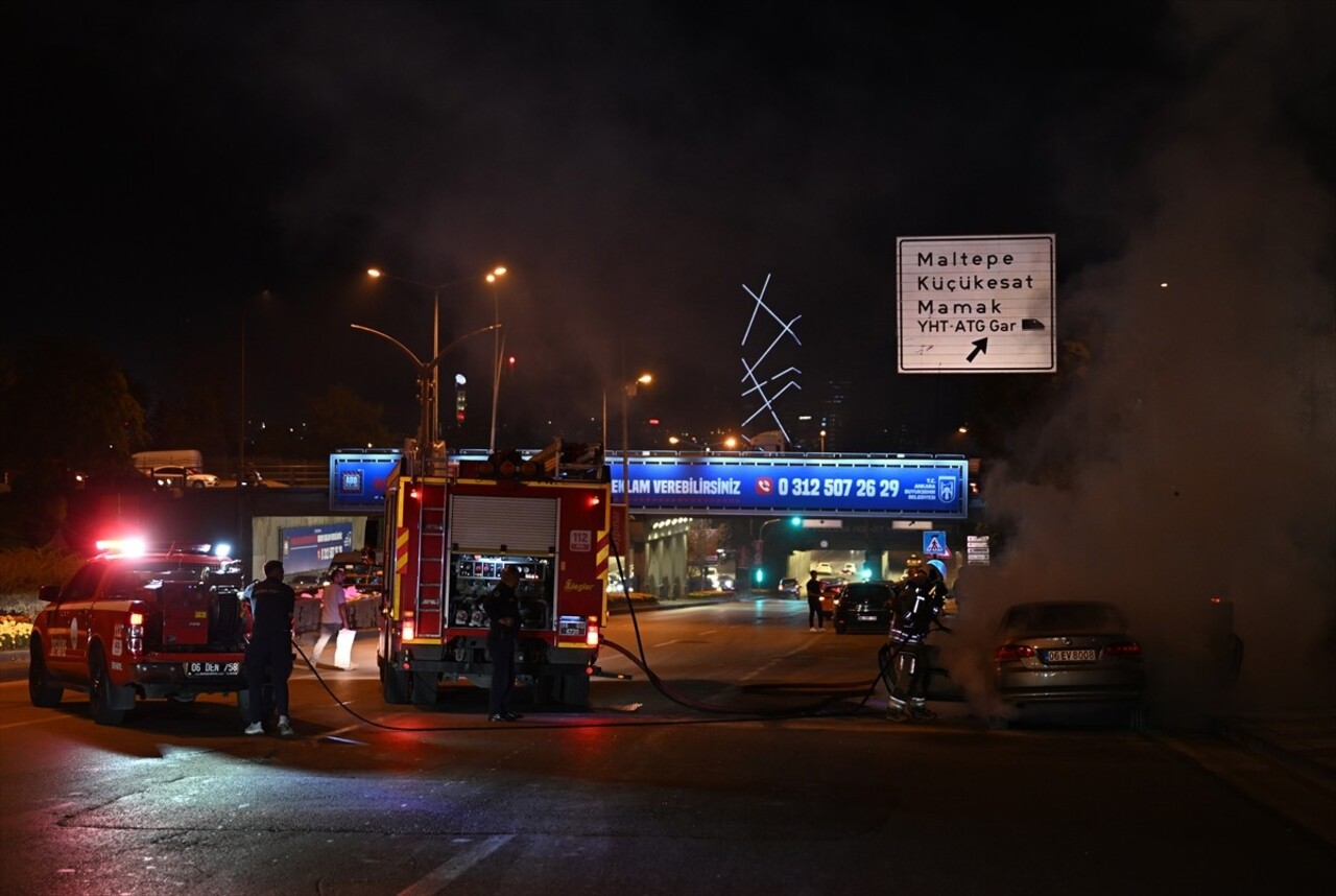 Başkentte seyir halindeki otomobilin motor kısmında çıkan yangın, itfaiye ekiplerince...