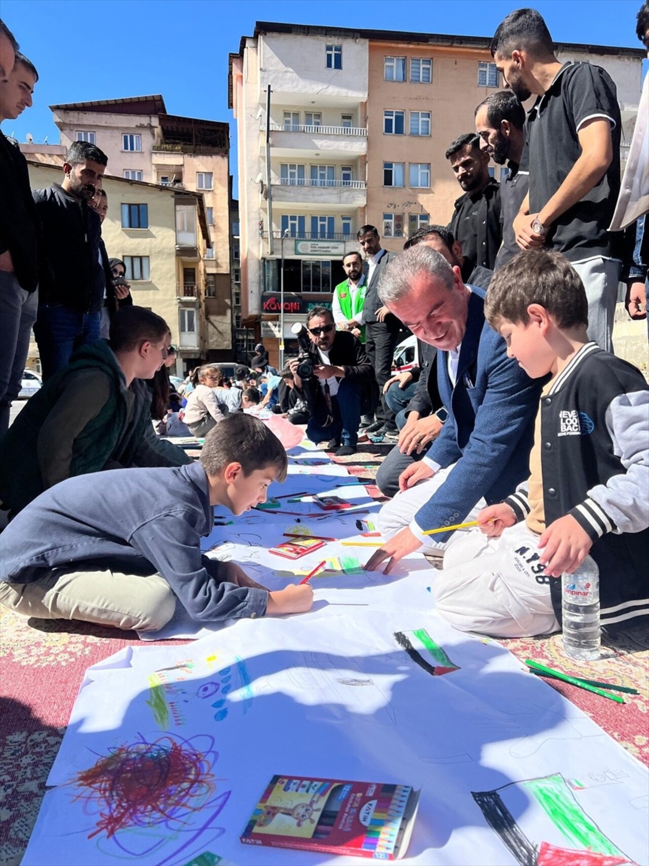 Yetim Vakfı Hakkari Şubesi öncülüğünde, eski belediye binası önünde düzenlenen programda...