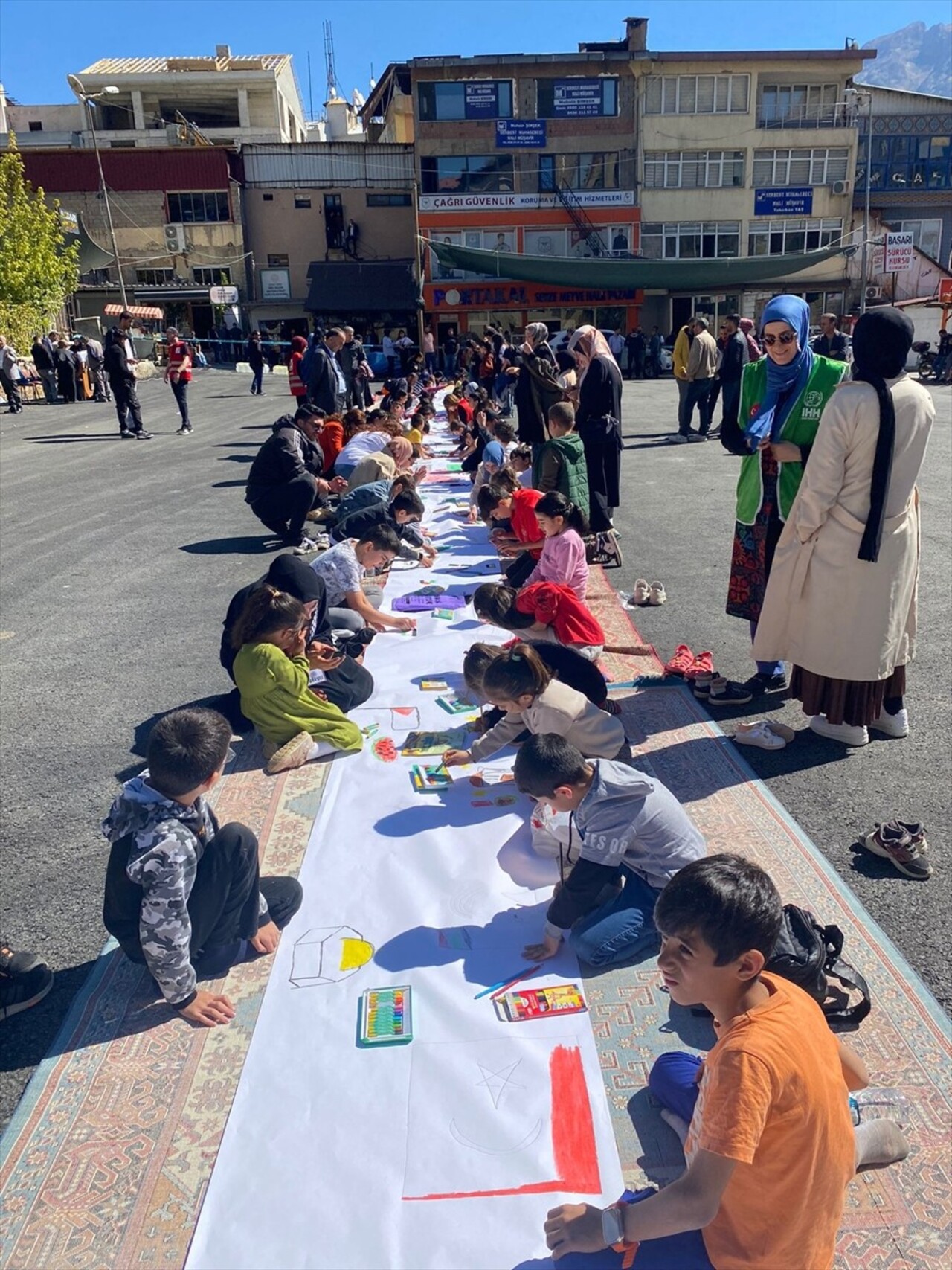 Yetim Vakfı Hakkari Şubesi öncülüğünde, eski belediye binası önünde düzenlenen programda...