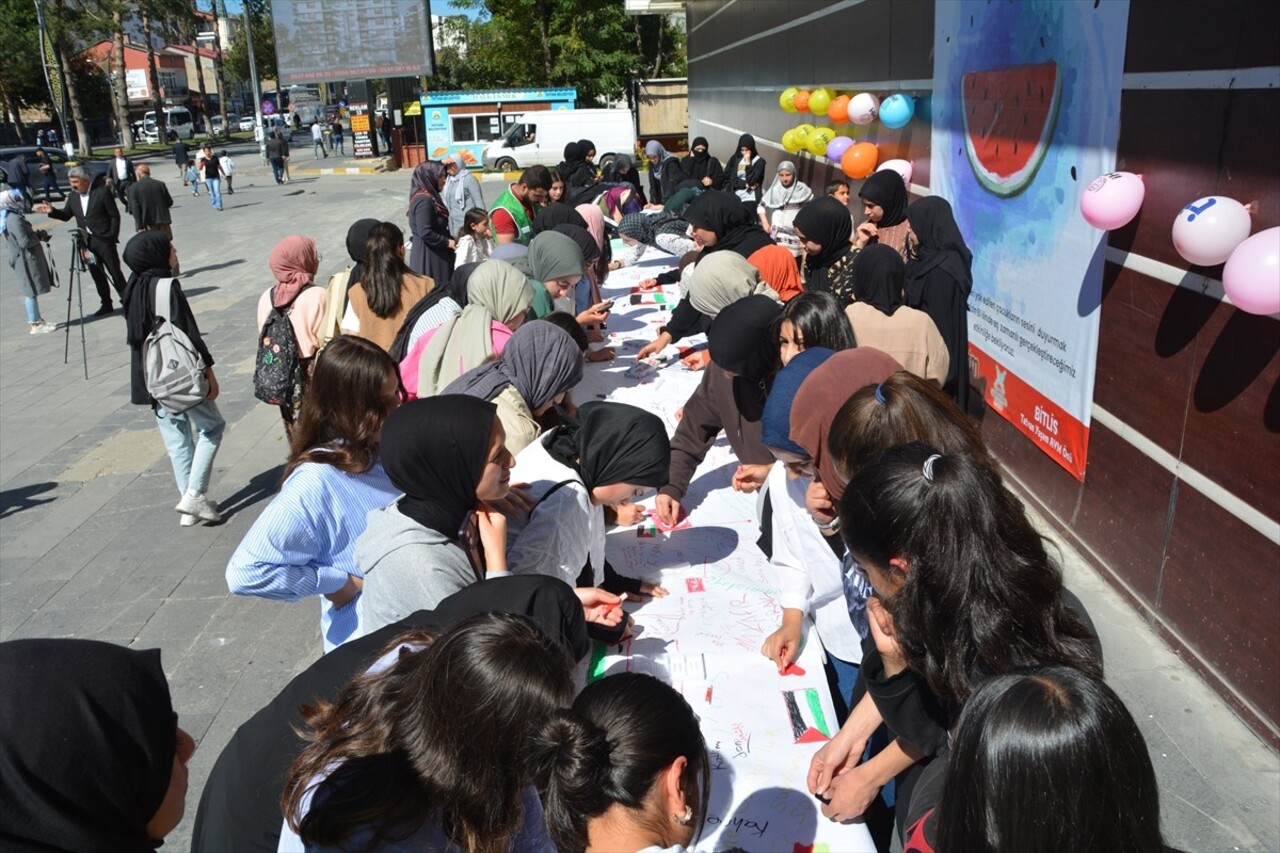 Bitlis'te bir araya gelen çocuklar, İsrail'in saldırıları altındaki Filistin'e destek amacıyla...