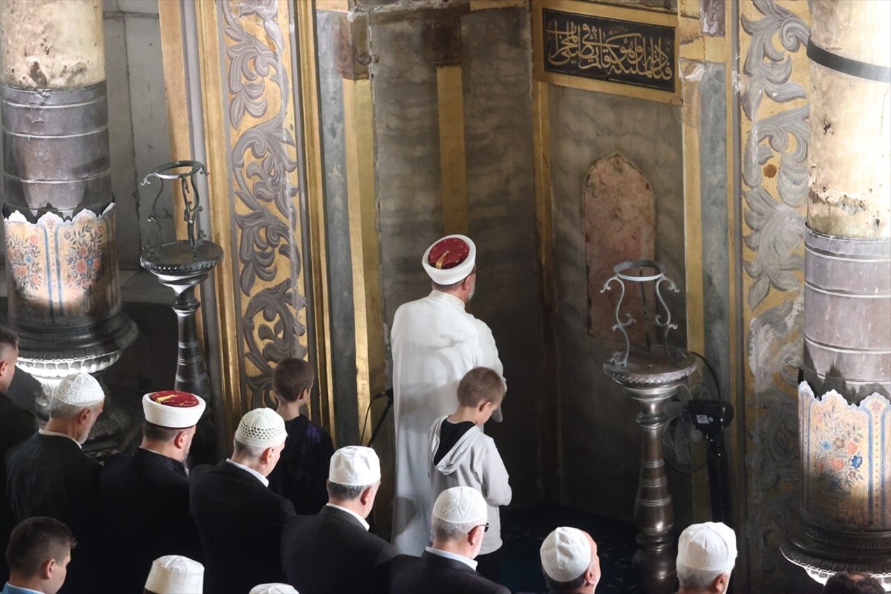 Diyanet İşleri Başkanlığınca Camiler ve Din Görevlileri Haftası kapsamında yatsı namazı sonrası...