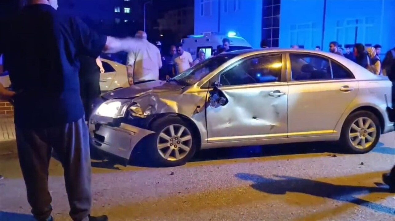 Çorum'da otomobil ile motosikletin çarpışması sonucu 4 kişi yaralandı. Olay yerine sağlık ve polis...