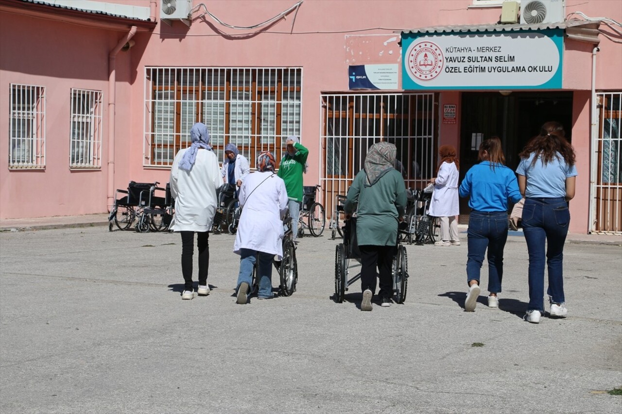 Kütahya'da bir araya gelen gençler, sosyal medya üzerinden başlattıkları yardım kampanyasıyla...