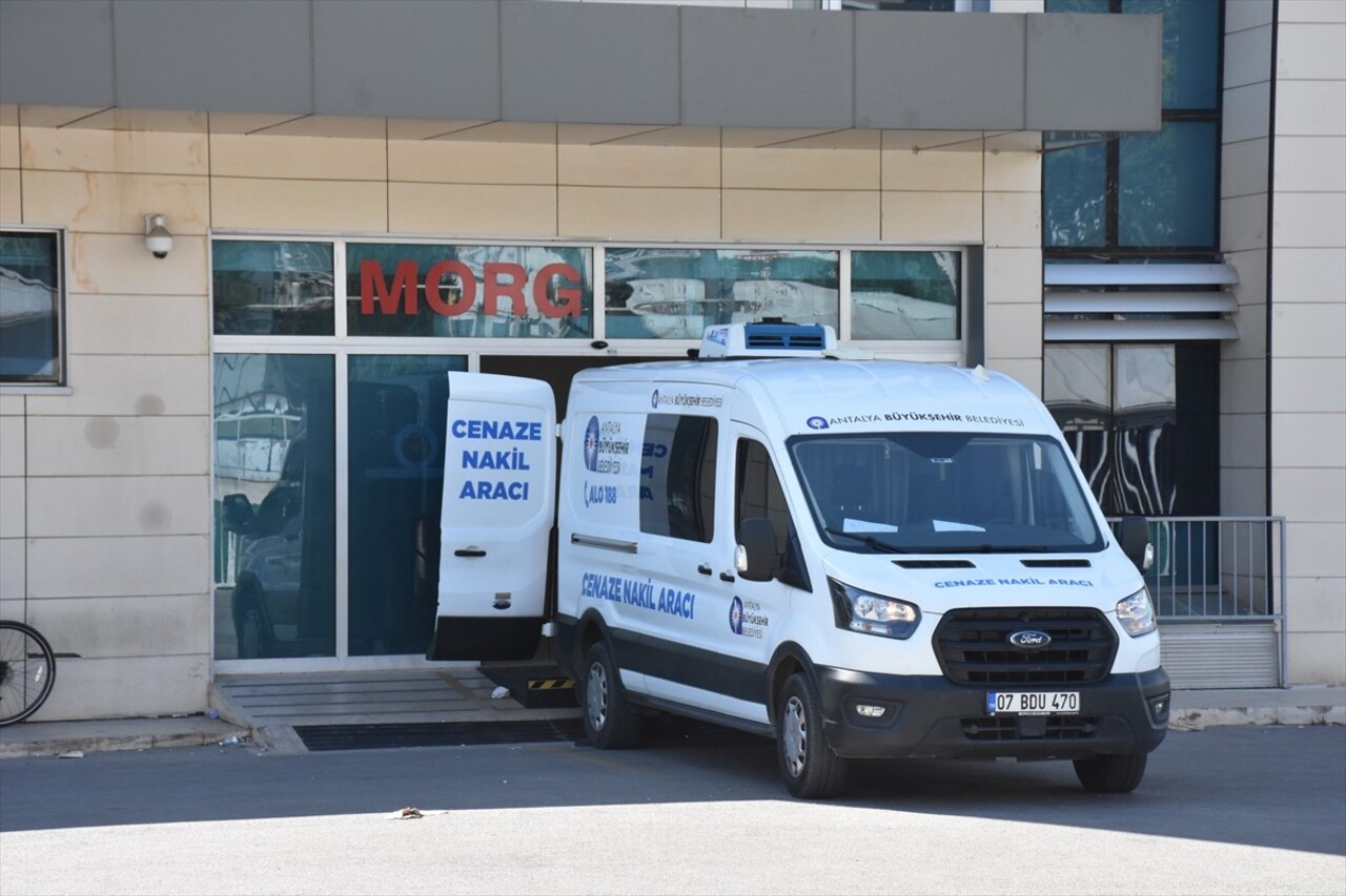 Antalya'nın Finike ilçesinde otomobilin takla atması sonucu aynı aileden 1 kişi hayatını kaybetti...