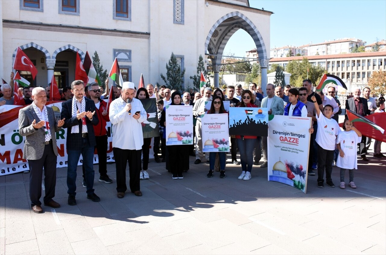 Kırıkkale'de, öğle namazı sonrası Nur Camii avlusunda İsrail'in Filistin'e yönelik saldırılarına...