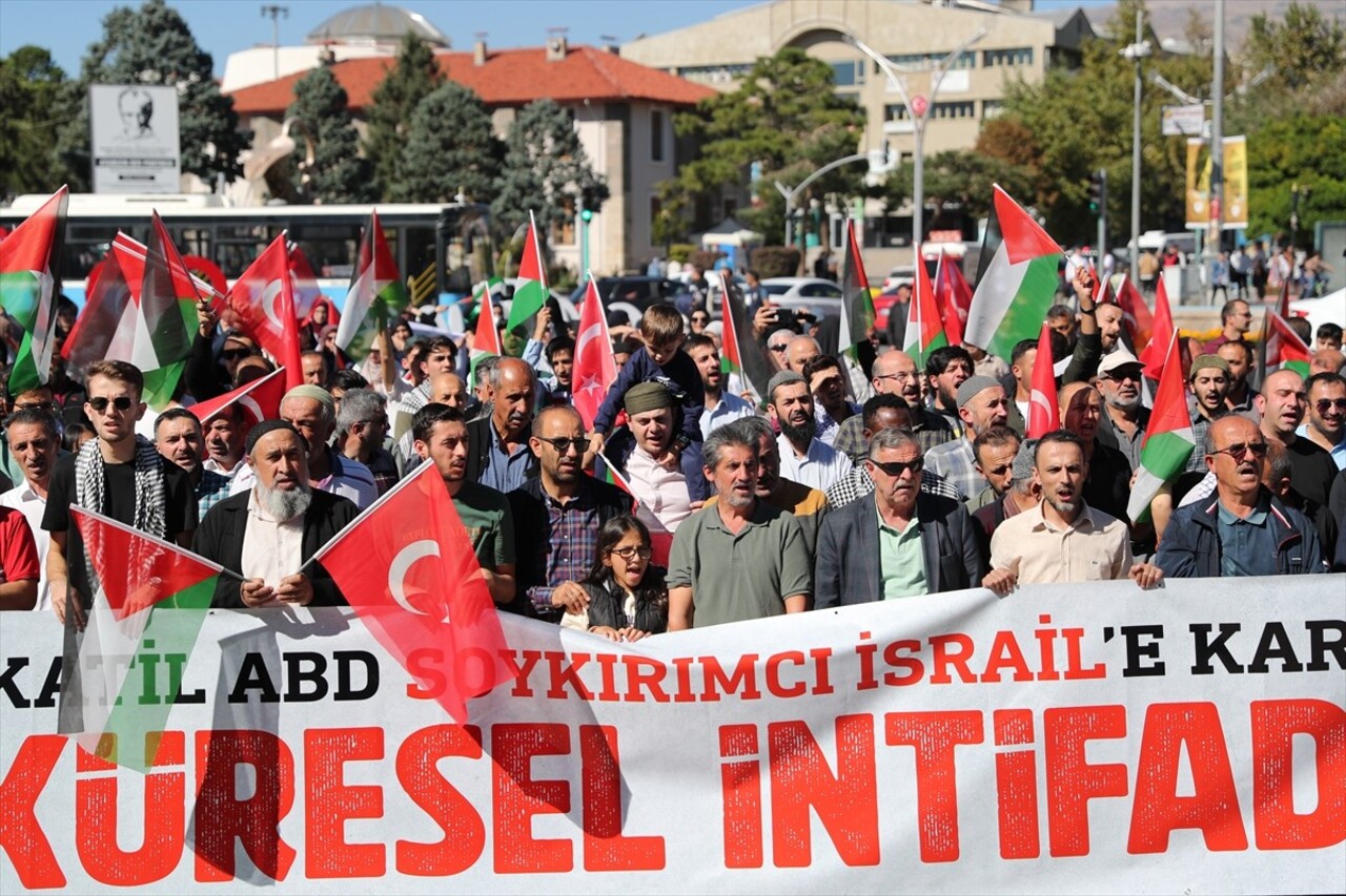 Erzincan'da İsrail'in Filistin'e yönelik saldırıları protesto edildi. Kentte öğle namazı sonrası...