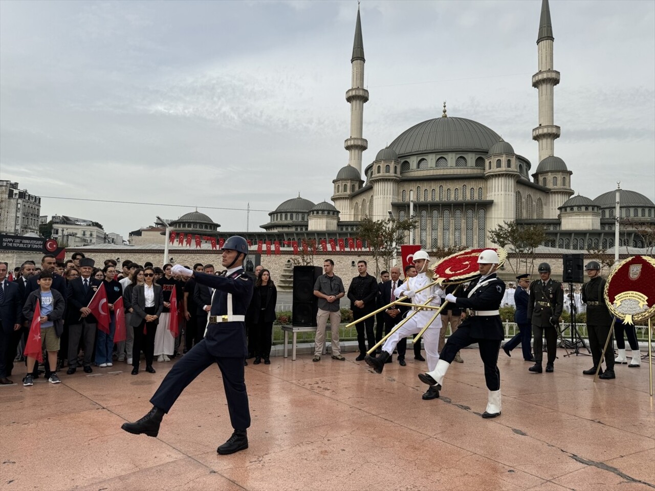 İstanbul'un işgalden kurtuluşunun 101. yıl dönümünde Taksim Cumhuriyet Anıtı önünde tören...