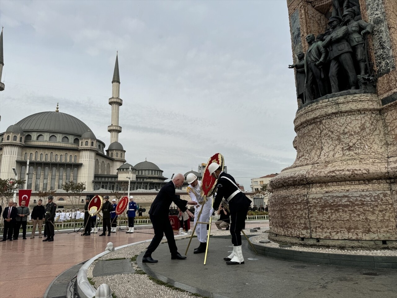 İstanbul'un işgalden kurtuluşunun 101. yıl dönümünde Taksim Cumhuriyet Anıtı önünde tören...