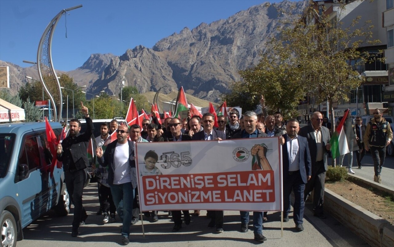 Hakkari'de İsrail'in Gazze'de 1 yıldır sürdürdüğü saldırıların protesto edilmesi ve Filistin ile...