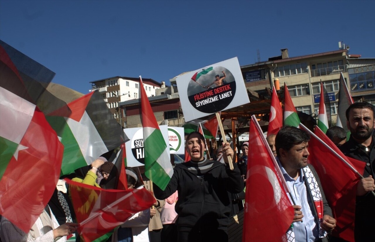 Hakkari'de İsrail'in Gazze'de 1 yıldır sürdürdüğü saldırıların protesto edilmesi ve Filistin ile...