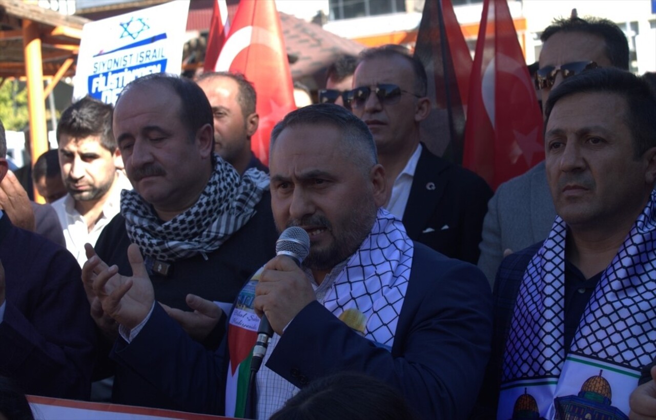 Hakkari'de İsrail'in Gazze'de 1 yıldır sürdürdüğü saldırıların protesto edilmesi ve Filistin ile...