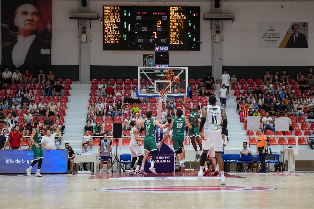 Türkiye Sigorta Basketbol Süper Ligi ilk hafta mücadelesinde Aliağa Petkimspor ile Darüşşafaka...