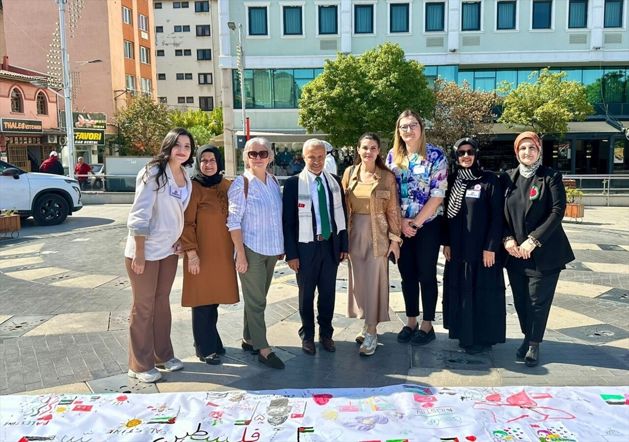 Manisa'da, Manisa Filistin’e Destek Platformu ve Yetim Vakfı işbirliğinde İsrail'in Filistin’e...