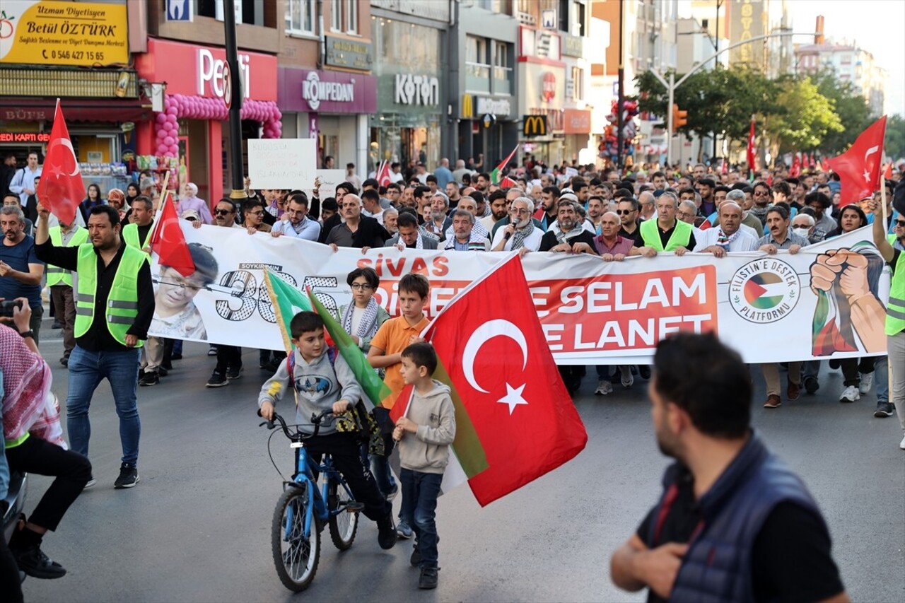 Sivas'ta, İsrail'in Filistin'e yönelik saldırılarına karşı protesto düzenlendi. Sivas Tren Garı...