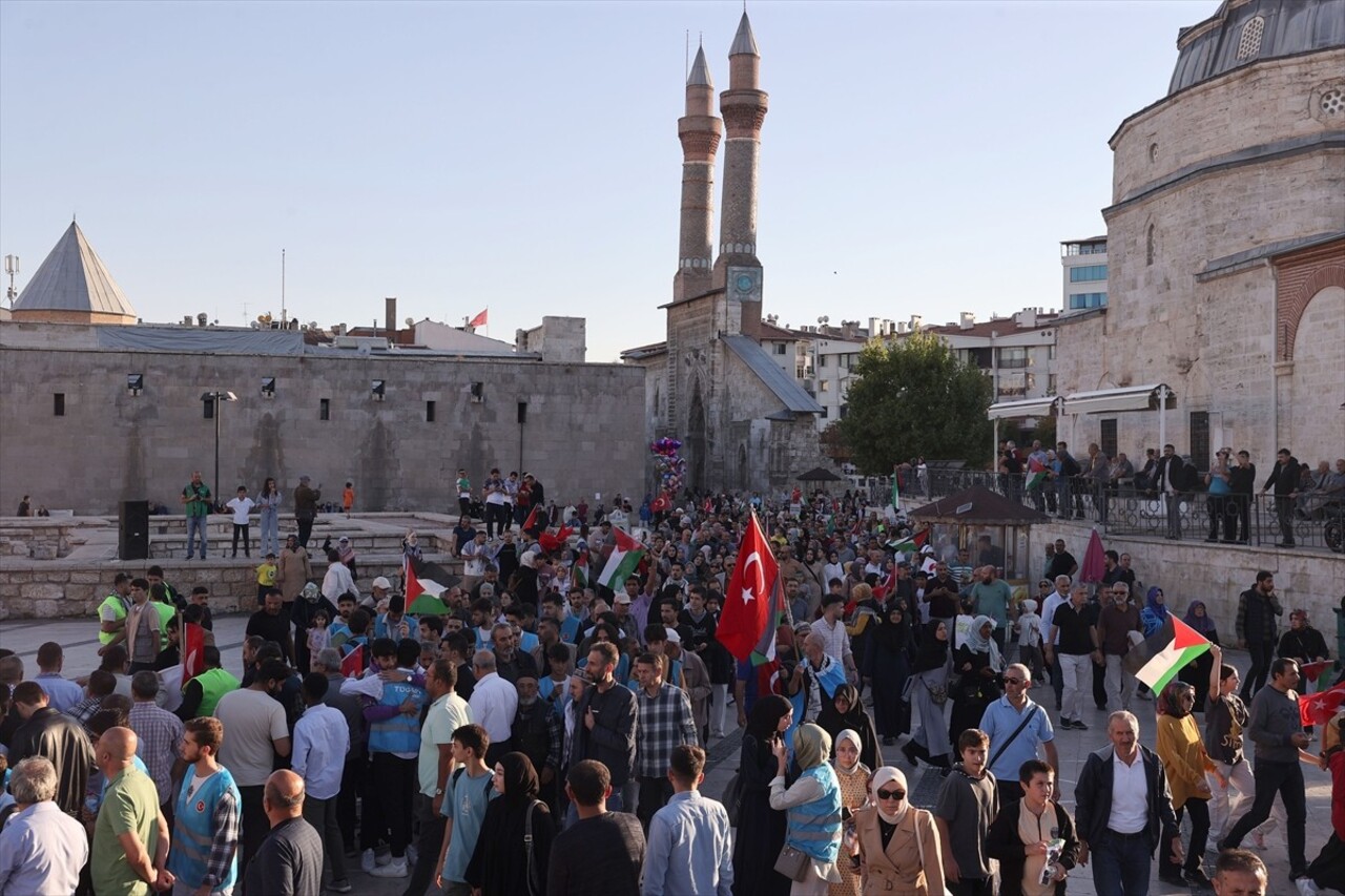 Sivas'ta, İsrail'in Filistin'e yönelik saldırılarına karşı protesto düzenlendi. Sivas Tren Garı...