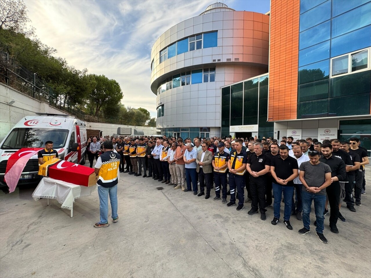 İzmir'in Torbalı ilçesinde kamyonetle çarpışan aracına bakarken bir otomobilin çarpması sonucu...