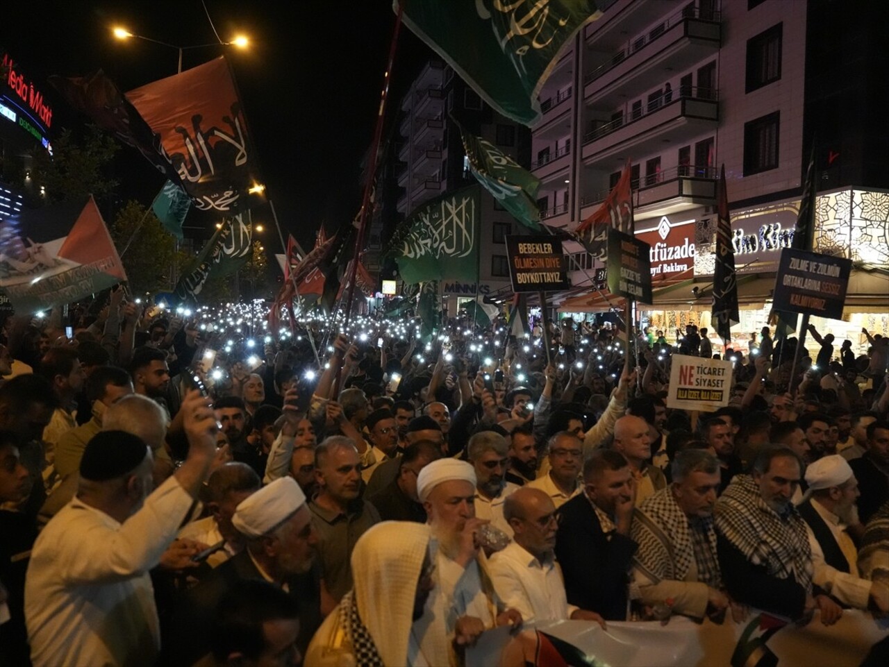 Diyarbakır'da, bazı sivil toplum kuruluşlarının öncülüğünde merkez Kayapınar ilçesindeki Fırat...