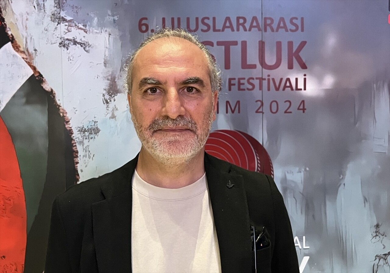 İstanbul Kültür Yolu Festivali kapsamında sanatseverlerle buluşan ve bu yıl Filistinli şair Mahmud...