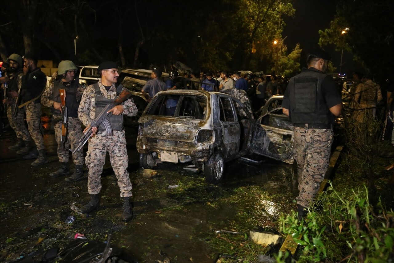 Pakistan’ın Karaçi şehrindeki Cinnah Uluslararası Havalimanı yakınında meydana gelen patlamada ilk...