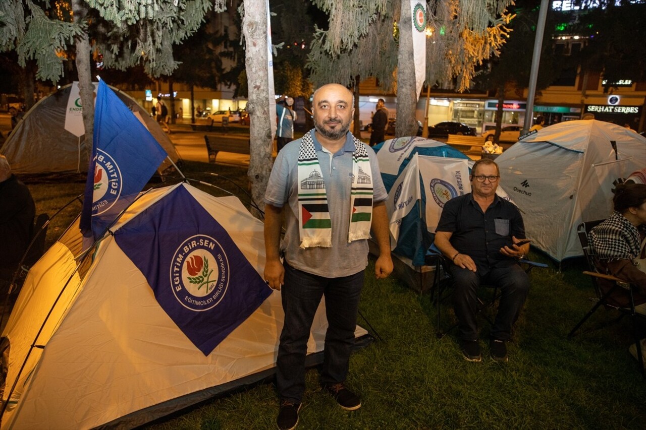 Sakarya'da, Filistin'e destek ve İsrail'in Gazze'ye yönelik saldırılarına tepki amacıyla çadır...