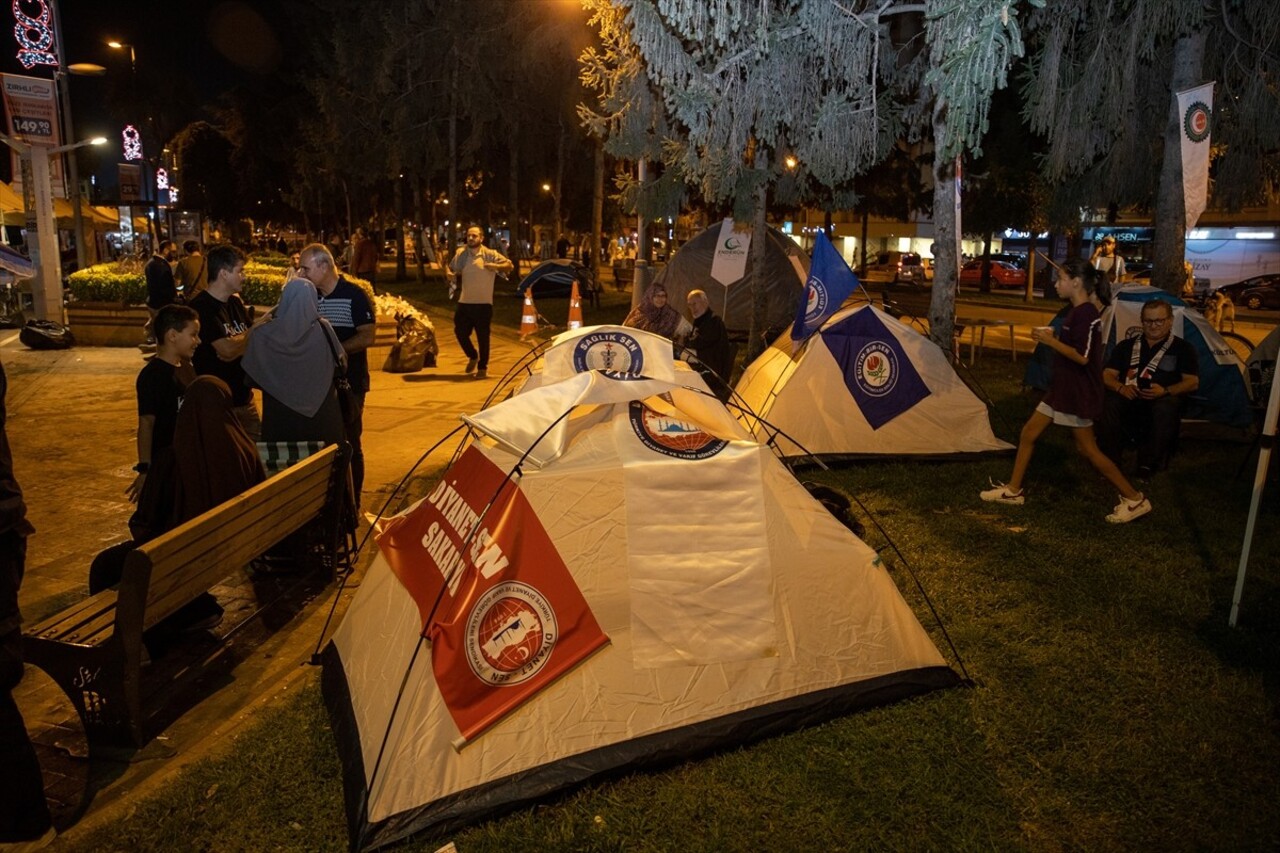 Sakarya'da, Filistin'e destek ve İsrail'in Gazze'ye yönelik saldırılarına tepki amacıyla çadır...