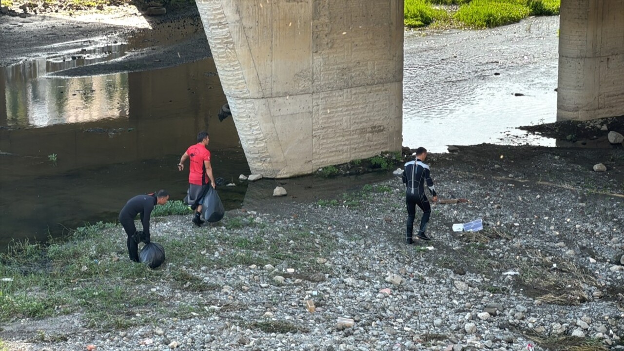 Samsun'un Canik ilçesinde ırmakta ceset ihbarına giden ekipler, temizlik çalışması yaptı. Çöp...