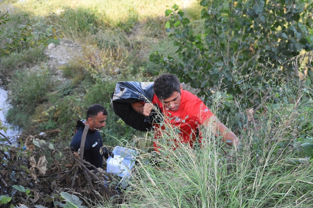 Samsun'un Canik ilçesinde ırmakta ceset ihbarına giden ekipler, temizlik çalışması yaptı. Çöp...