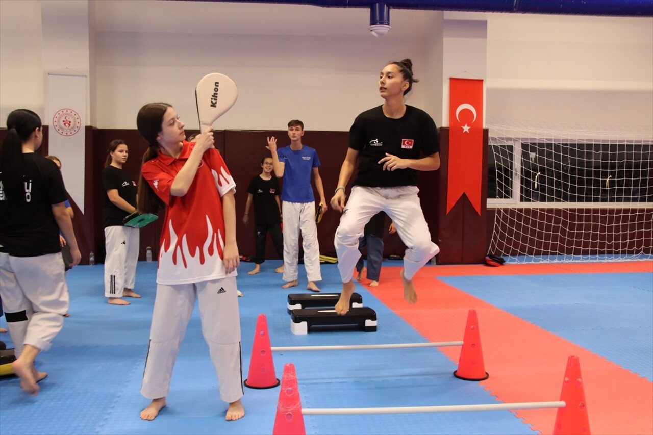 Kırklareli'nde yurt içi ve yurt dışındaki müsabakalarda çeşitli dereceler elde eden genç...