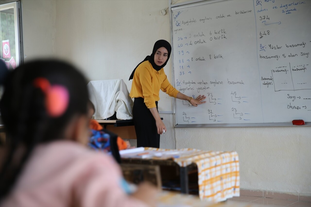 Siirt'in Şirvan ilçesine bağlı Boylu köyündeki birleştirilmiş sınıfta, 3 öğrenci eğitim görüyor....