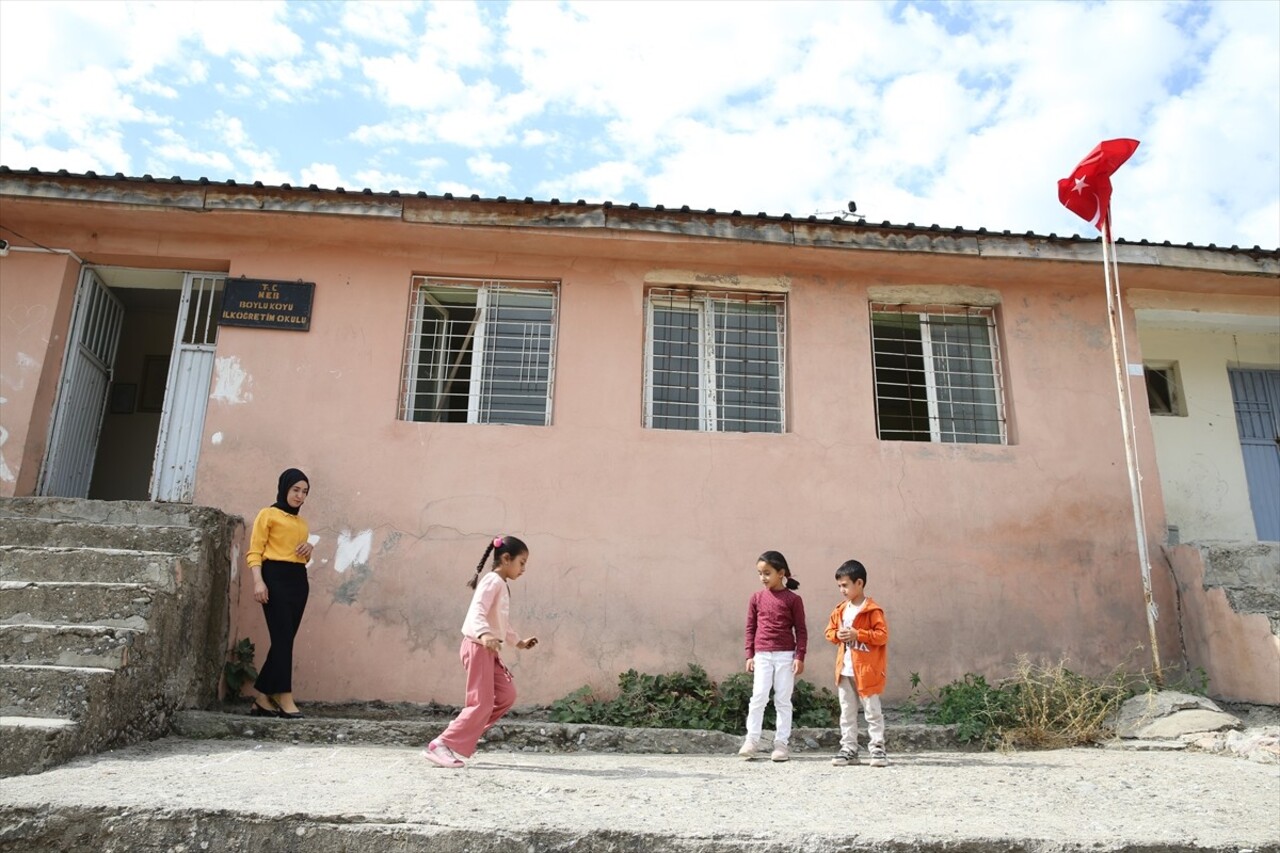 Siirt'in Şirvan ilçesine bağlı Boylu köyündeki birleştirilmiş sınıfta, 3 öğrenci eğitim görüyor....