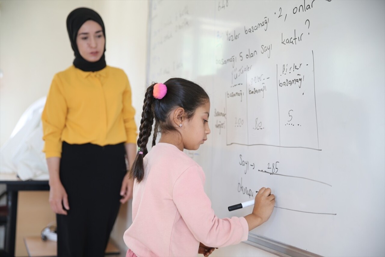 Siirt'in Şirvan ilçesine bağlı Boylu köyündeki birleştirilmiş sınıfta, 3 öğrenci eğitim görüyor....