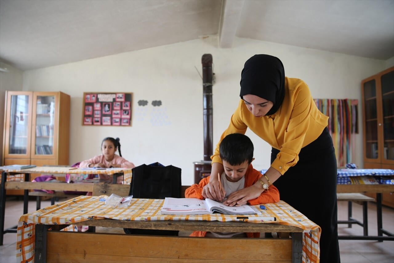 Siirt'in Şirvan ilçesine bağlı Boylu köyündeki birleştirilmiş sınıfta, 3 öğrenci eğitim görüyor....