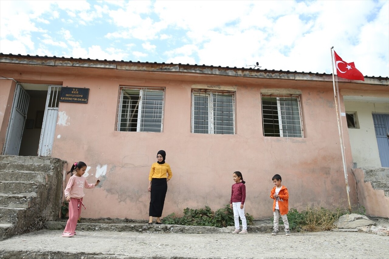 Siirt'in Şirvan ilçesine bağlı Boylu köyündeki birleştirilmiş sınıfta, 3 öğrenci eğitim görüyor....