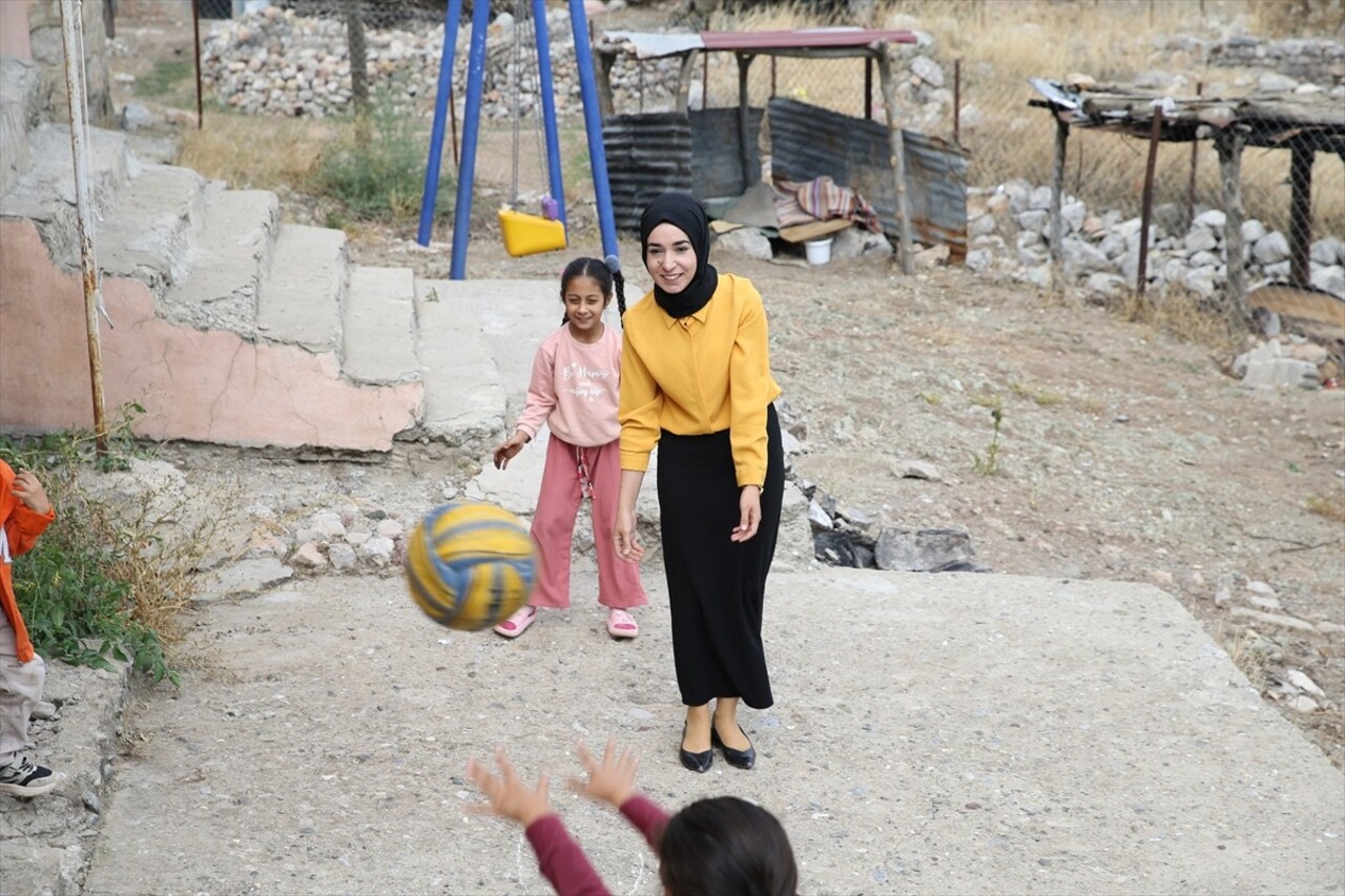 Siirt'in Şirvan ilçesine bağlı Boylu köyündeki birleştirilmiş sınıfta, 3 öğrenci eğitim görüyor....