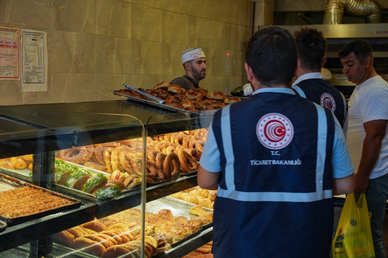 İzmir Ticaret İl Müdürlüğüne bağlı ekipler, kent genelindeki fırınlarda fiyat etiketi ve gramaj...