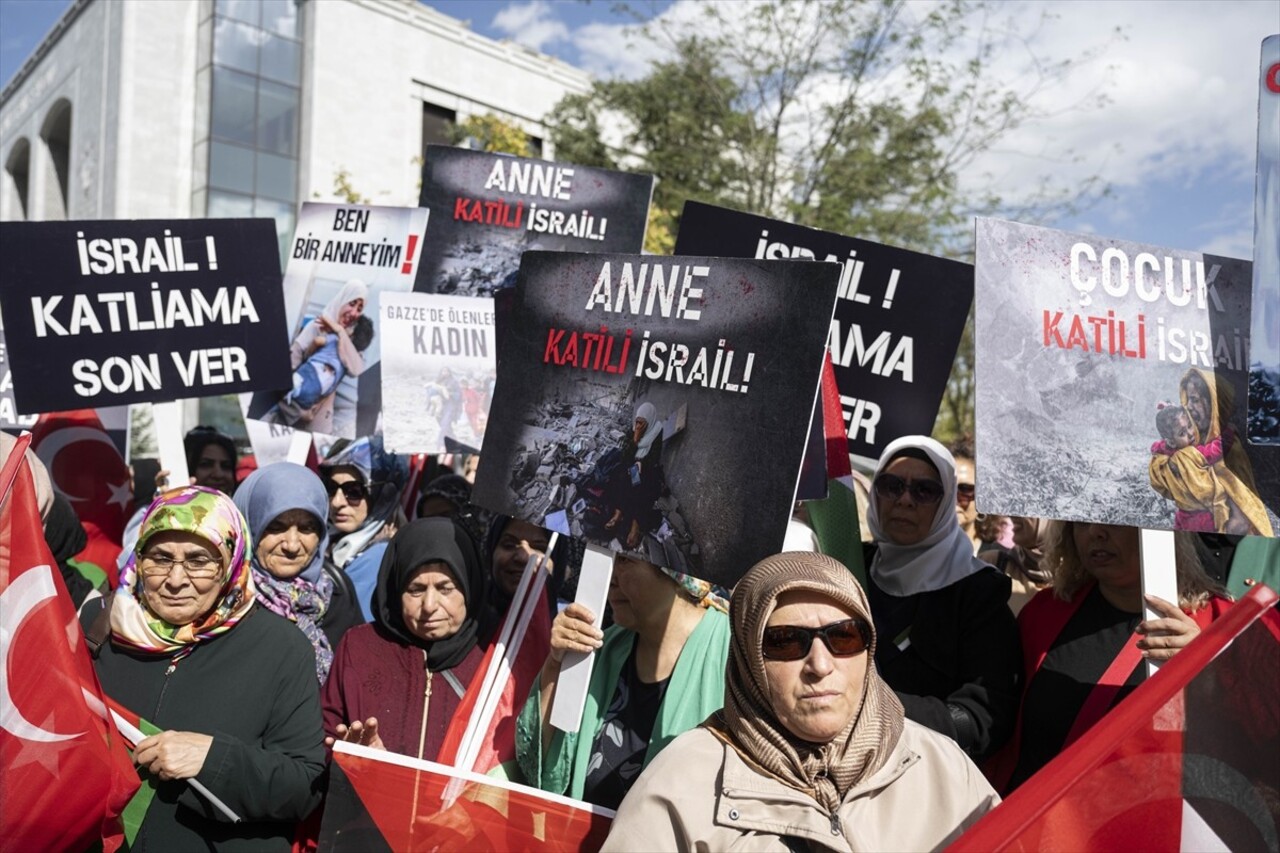 AK Parti Genel Merkezi önünde, İsrail'in Gazze'deki soykırımının 1. yılı nedeniyle basın...